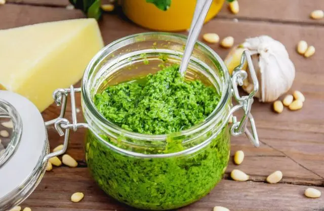 Pesto: classic recipe with basil