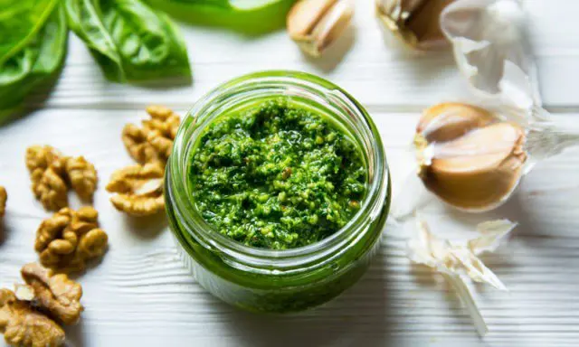 Pesto: classic recipe with basil