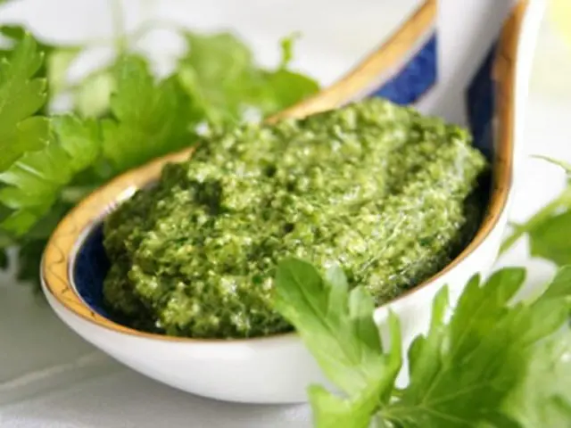 Pesto: classic recipe with basil