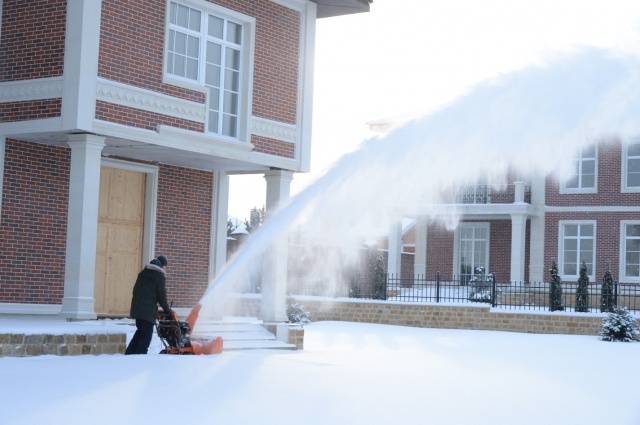 Petrol and electric snow blower Champion