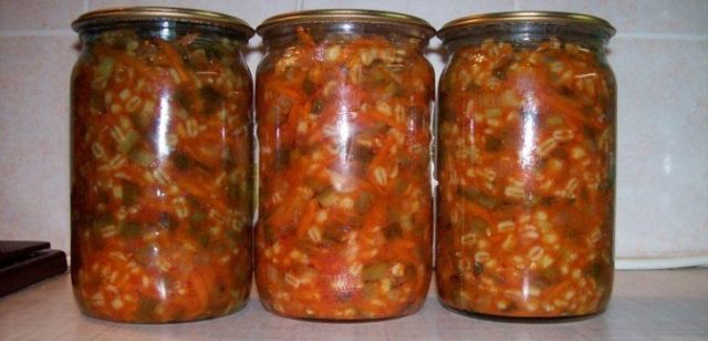 Pickle for the winter with tomatoes