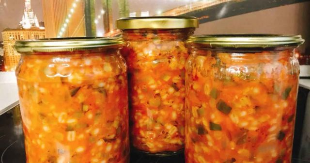 Pickle for the winter with tomatoes