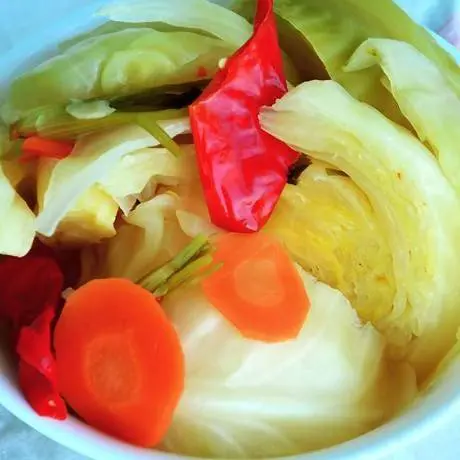 Pickled cabbage in large pieces of instant cooking: recipe