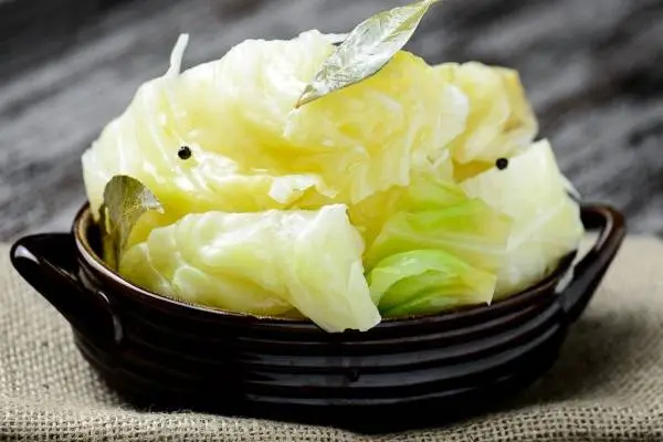 Pickled cabbage in large pieces of instant cooking: recipe