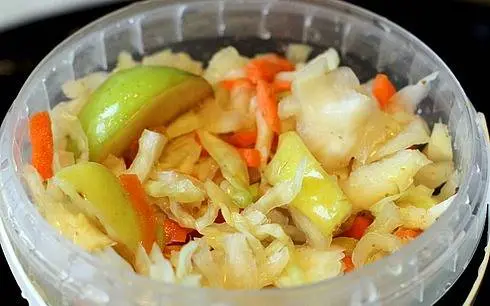 Pickled cabbage in large pieces of instant cooking: recipe