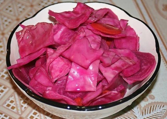 Pickled cabbage petals with beetroot