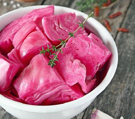 Pickled cabbage petals with beetroot