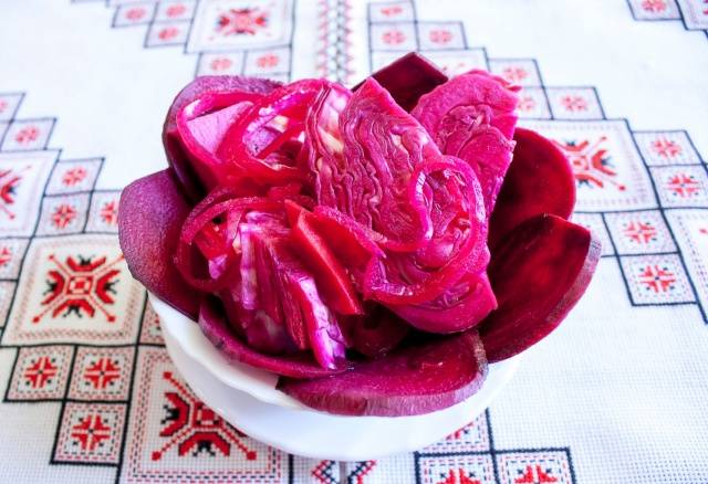 Pickled cabbage petals with beetroot