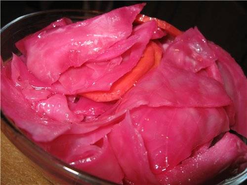 Pickled cabbage petals with beetroot