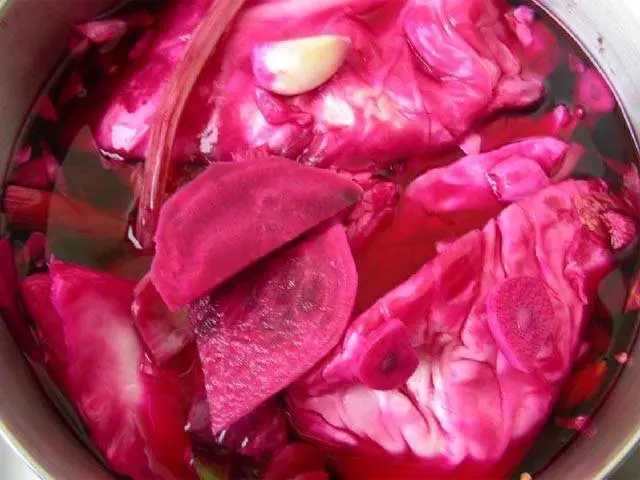 Pickled cabbage petals with beetroot