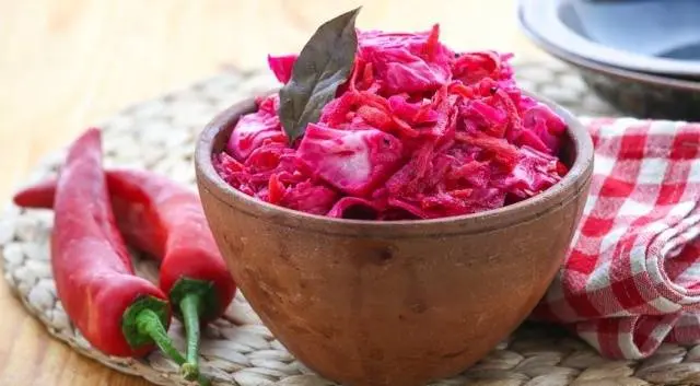 Pickled cabbage petals with beetroot