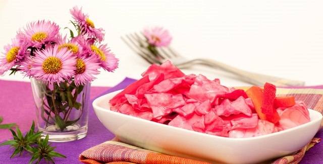 Pickled cabbage petals with beetroot