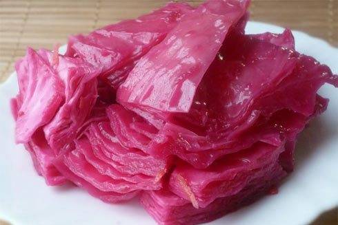 Pickled cabbage petals with beetroot