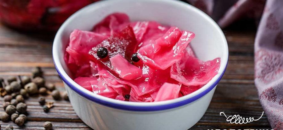 Pickled cabbage petals with beetroot