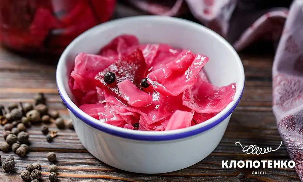 Pickled cabbage petals with beetroot