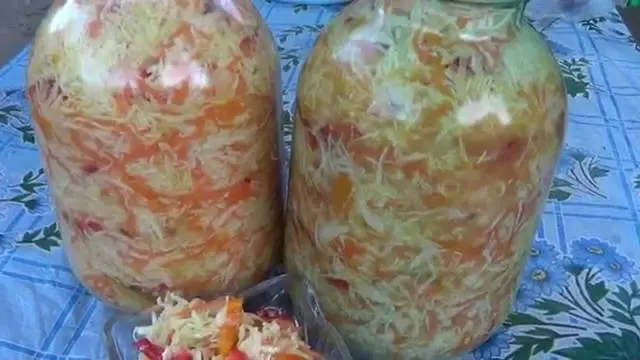 Pickled cabbage with apples for the winter