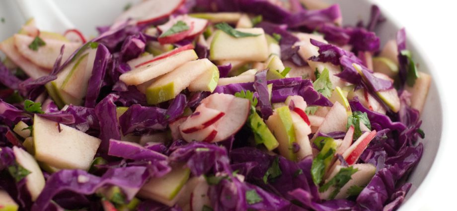 Pickled cabbage with apples for the winter