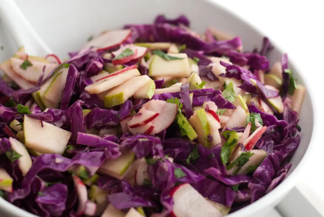 Pickled cabbage with apples for the winter