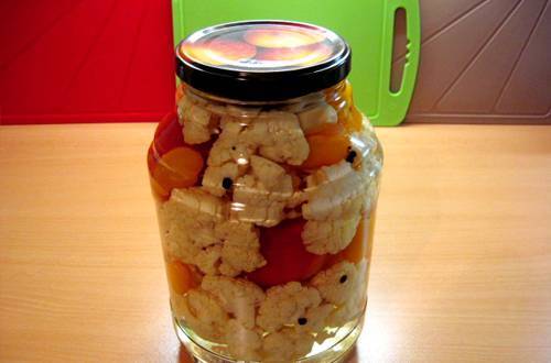 Pickled cauliflower with tomatoes