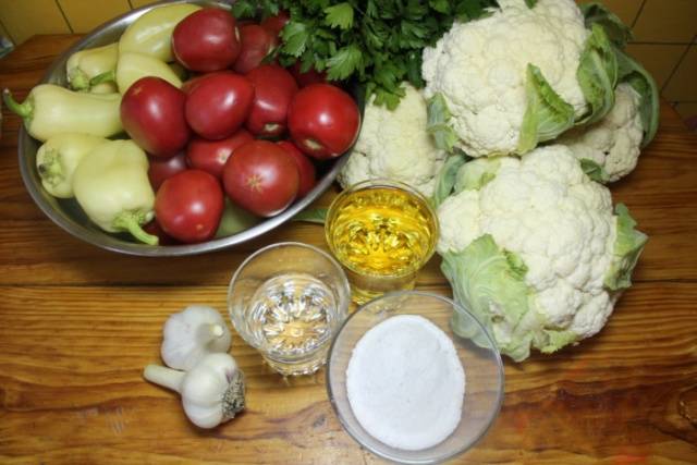 Pickled cauliflower with tomatoes