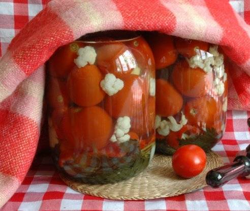 Pickled cauliflower with tomatoes