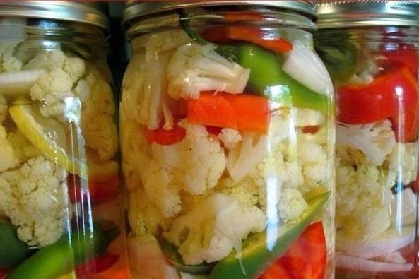 Pickled cauliflower with tomatoes