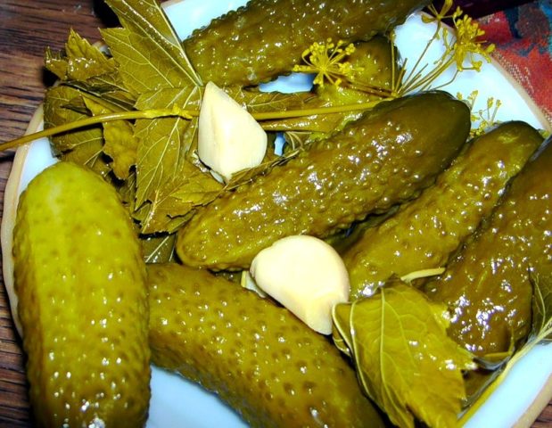 Pickled cucumbers for the winter with carrot tops: simple recipes with photos