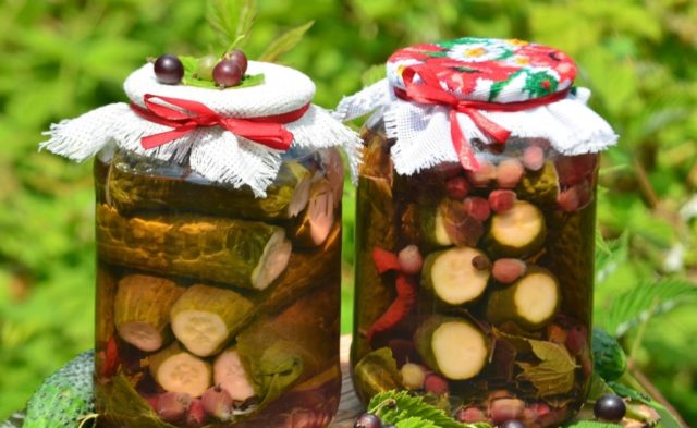 Pickled cucumbers with blackcurrant