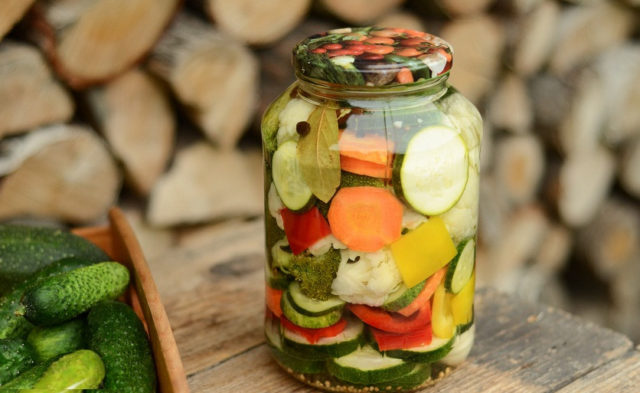 Pickled cucumbers, zucchini and peppers for the winter: recipes for cooking assorted vegetables