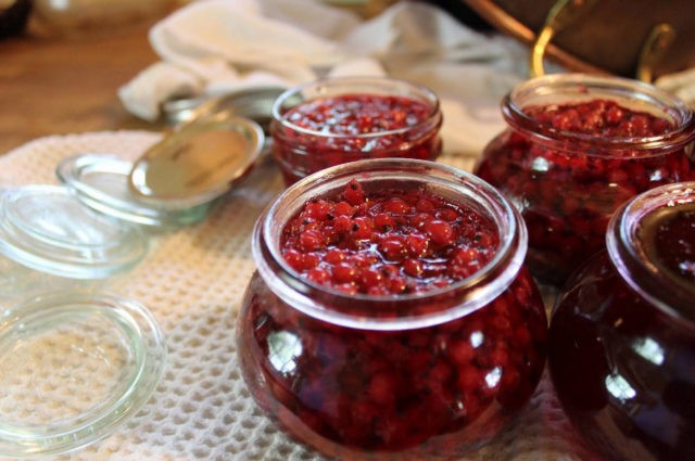 Pickled garlic with red currant for the winter