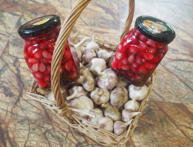 Pickled garlic with red currant for the winter