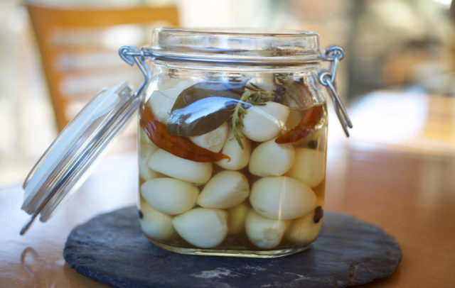 Pickled garlic with red currant for the winter