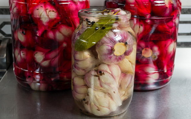 Pickled garlic with red currant for the winter