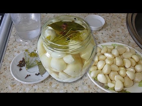 Pickled garlic with red currant for the winter