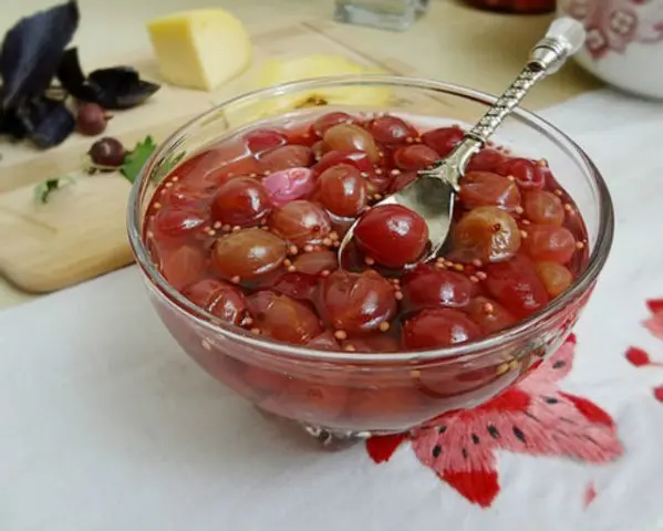 Pickled gooseberries with and without garlic: recipes for winter preparations