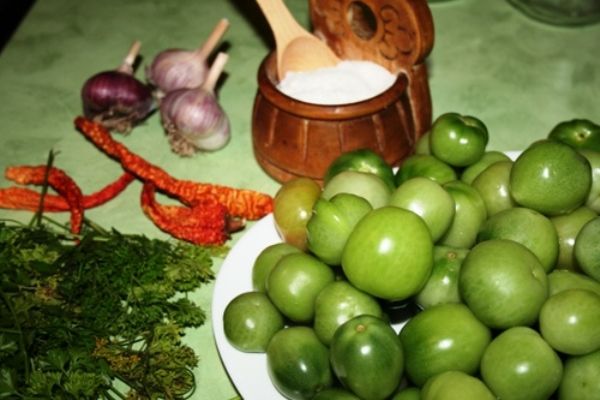 Pickled green tomatoes for the winter: step-by-step recipes for instant Korean-style tomatoes with garlic, in jars