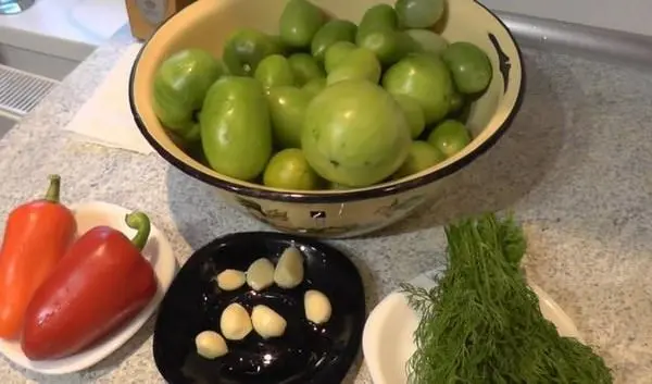 Pickled green tomatoes for the winter: step-by-step recipes for instant Korean-style tomatoes with garlic, in jars