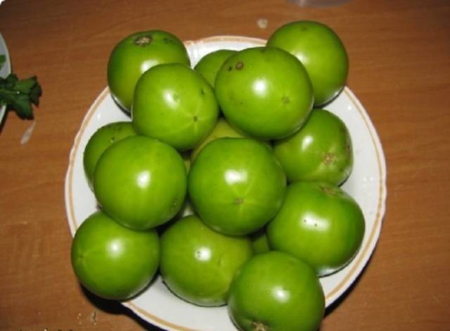 Pickled green tomatoes with stuffing