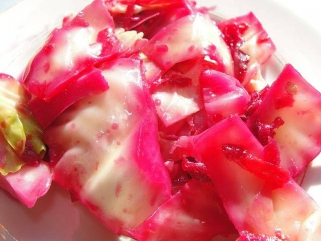 Pickled instant cabbage with beetroot chunks