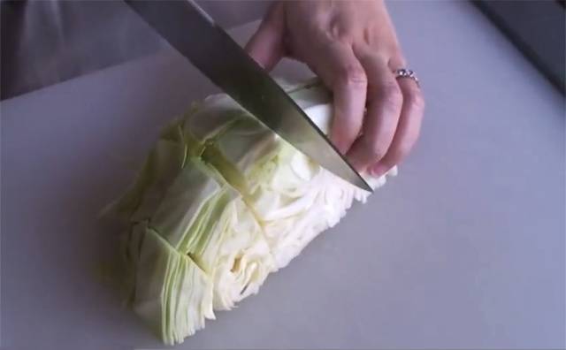 Pickled instant cabbage with beetroot chunks