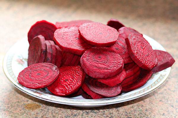 Pickled instant cabbage with beetroot chunks