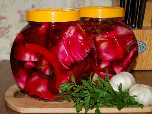 Pickled instant cabbage with beetroot chunks