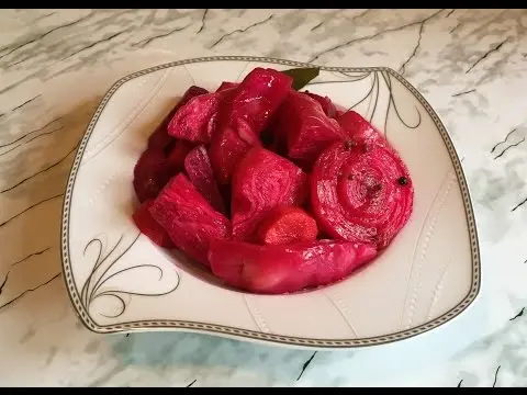 Pickled instant cabbage with beetroot chunks