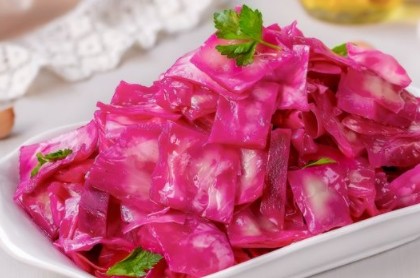 Pickled instant cabbage with beetroot chunks