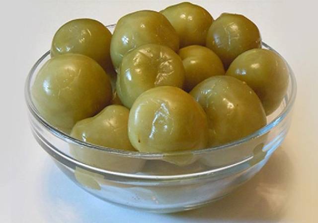 Pickled instant green tomatoes in a pot