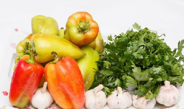 Pickled instant green tomatoes in a pot