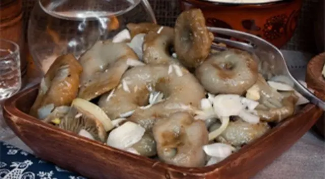 Pickled milk mushrooms: recipes for the winter, cold and hot cooking methods