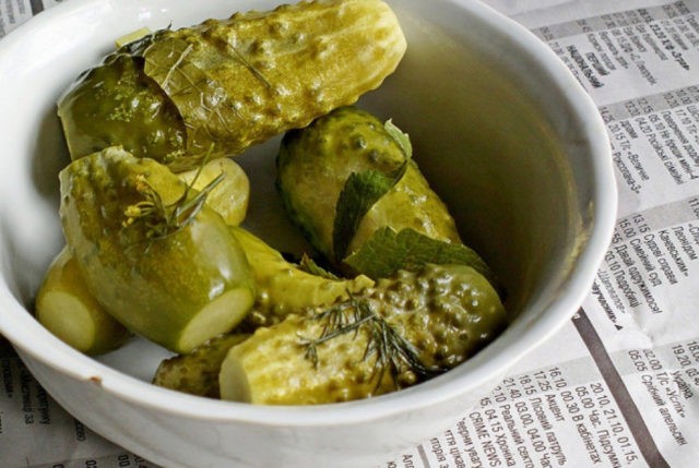 Pickled pickled cucumbers in jars as barrel: 14 recipes for the winter