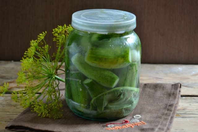 Pickled pickled cucumbers in jars as barrel: 14 recipes for the winter