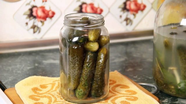 Pickled pickled cucumbers in jars as barrel: 14 recipes for the winter